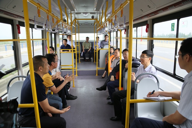 羅市長一行乘坐公交并聽取情況匯報(bào).jpg