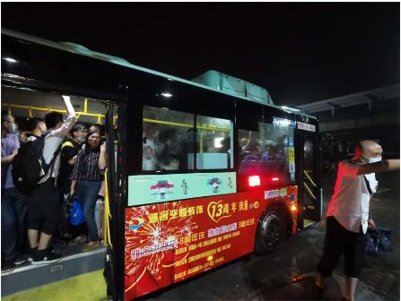 暴雨無(wú)情 公交有愛(ài) ——風(fēng)雨中的堅(jiān)守，因?yàn)槲覀兪枪蝗? width=